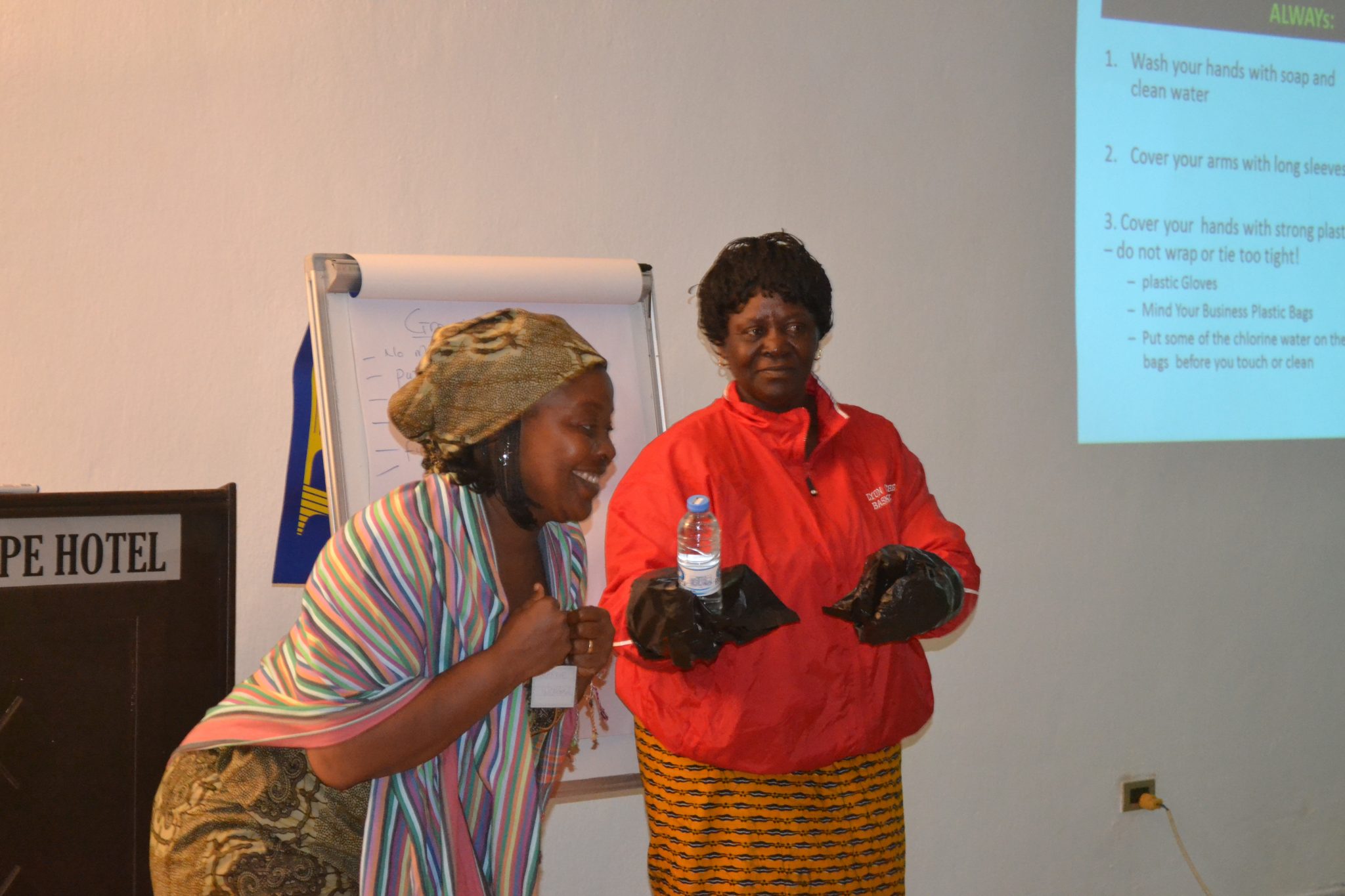 Kvinna till Kvinna co-organised workshops in Liberia on how to stop Ebola from spreading.  Photo: Ruth Toby / Kvinna till Kvinna.