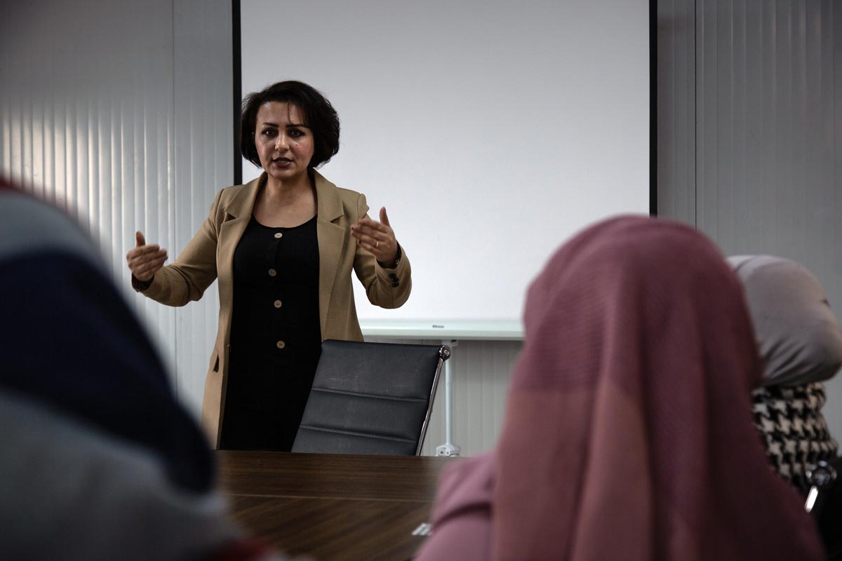 Awezan Noori Hakeem, a survivor herself, has worked to support women who’ve experienced violence for more than 15 years. She’s now the vice president of Kvinna till Kvinnas partner organisation Pena Center for Combatting Violence Against Women in Iraq. Foto: Teba Sadiq