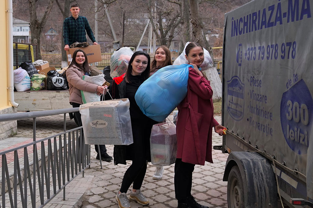 Young volunteers from the Dacia Center help unload humanitarian aid packages to women and children fleeing Ukraine. Photo: Member of the National Coalition 